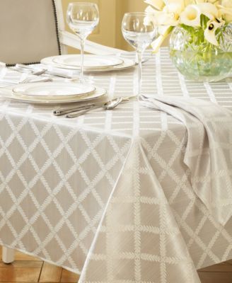 Laurel Leaf Oval Tablecloth, 70" x 86" image